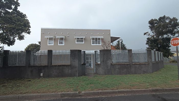 Spacious 5-bedroom house in Yorkshire Estate, secure parking, dual kitchens. For Sale.
