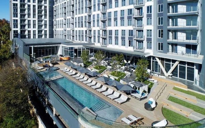 Serviced apartment in Sandton Central with hotel amenities, to rent now.