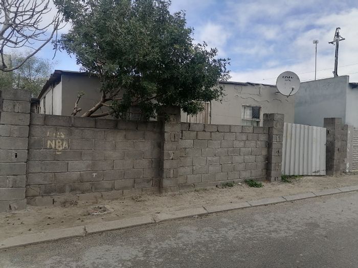Delft South House For Sale: 2 Bedrooms, spacious yard for extensions or rentals.