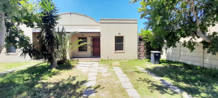 For Sale: House in Bardale Village with 2 bedrooms, fitted kitchen, security features.