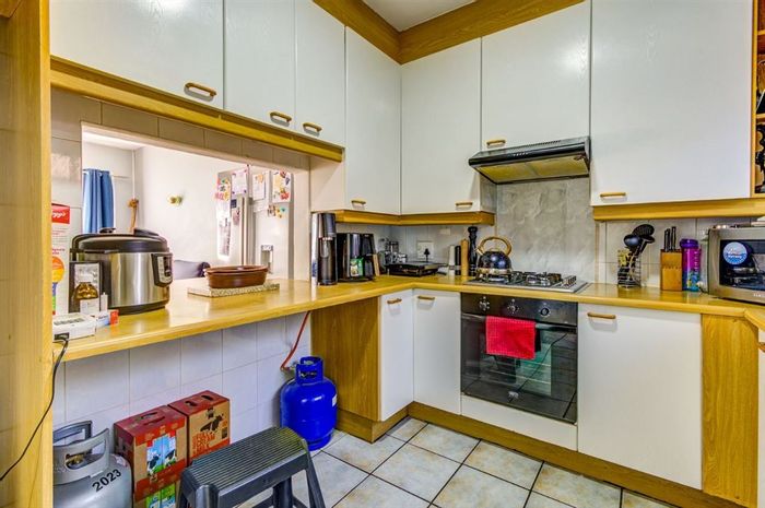 Dayanglen Townhouse For Sale: 2 beds, pool, granny flat, ample living space.