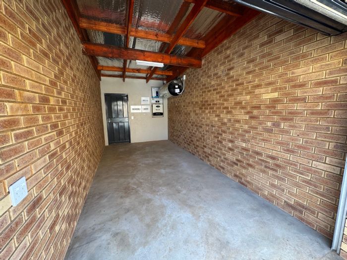 Townhouse For Sale in Kempton Park AH: 3 beds, pool, study, staff quarters.