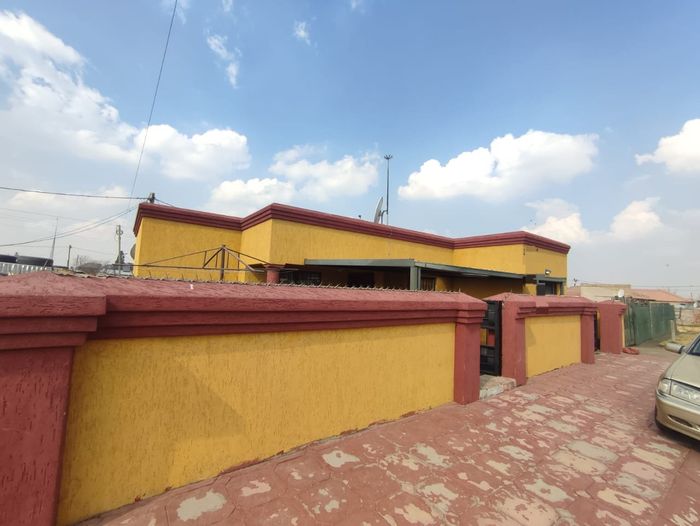 For Sale: Devon House with 4 Bedrooms, Garage, and Fully Paved Yard.