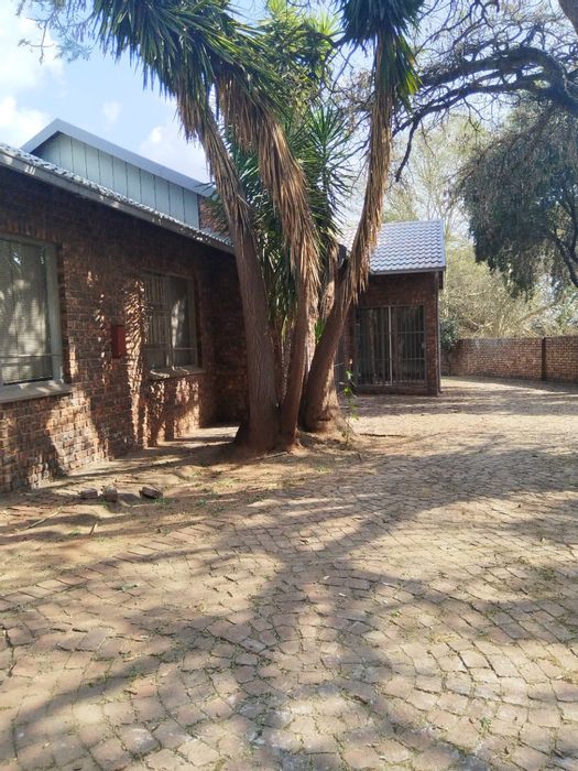Faerie Glen House To Rent: 3 bedrooms, study, patio, double garage, close to amenities.