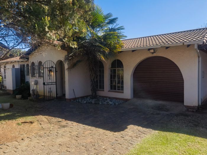 For Sale: House in Crystal Park with 3 bedrooms, large yard, and security.