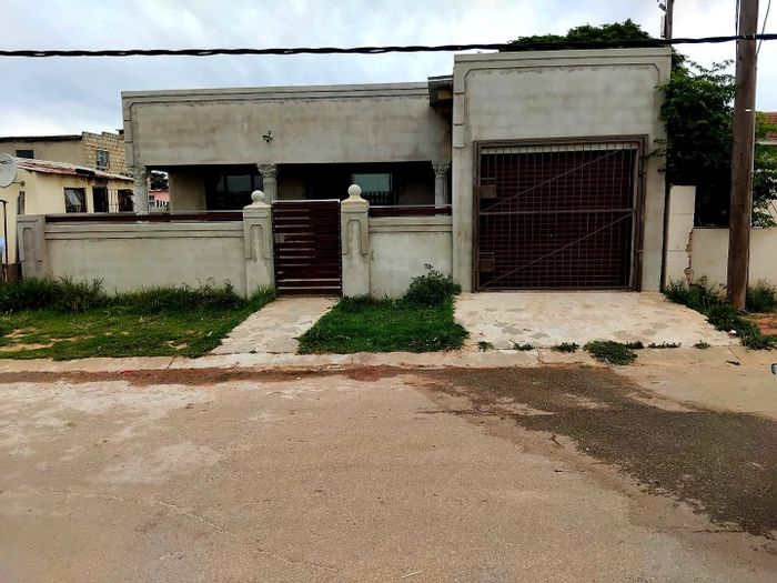 3-bedroom house in Bethelsdorp for sale, near transport and amenities.