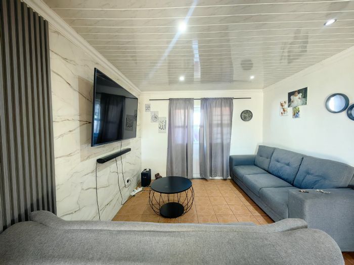 Lentegeur House For Sale: 2 Bedrooms, spacious yard, close to amenities.