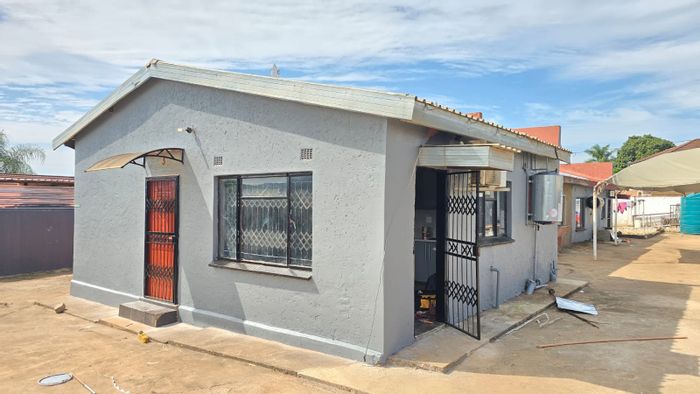 House To Rent in Thohoyandou: 1 bedroom, fitted kitchen, security alarm, utilities included.