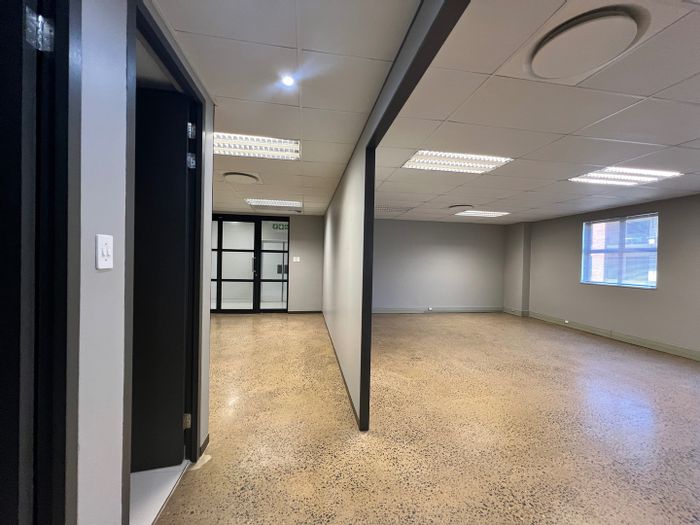 Commercial office space to rent in Umhlanga Ridge with amenities and security features.