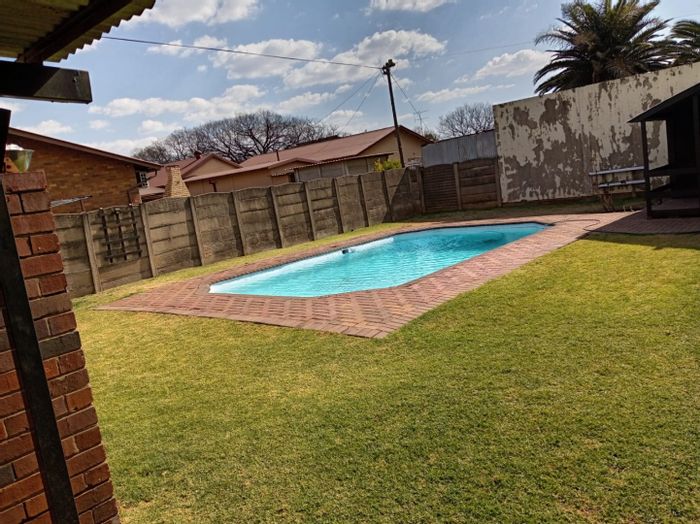 Vanderbijlpark Sw 1 House For Sale: 3 Bedrooms, pool, garage, and storage options.