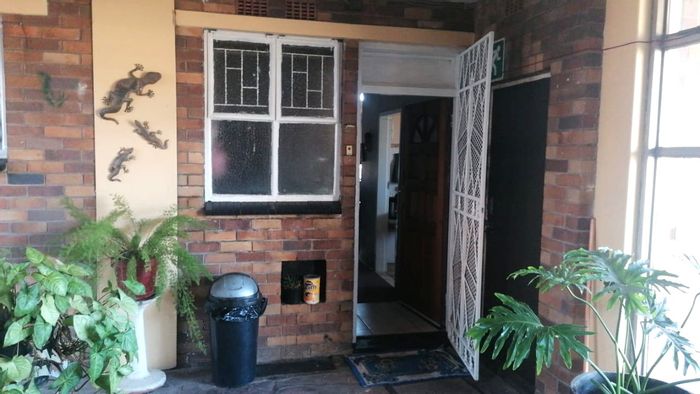 For Sale: Apartment in Vanderbijlpark CW 3 with borehole water and secure complex.