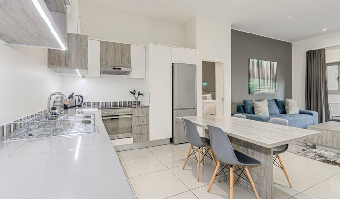 Rosebank Apartment To Rent: 2 beds, gym, pool, café, secure parking.