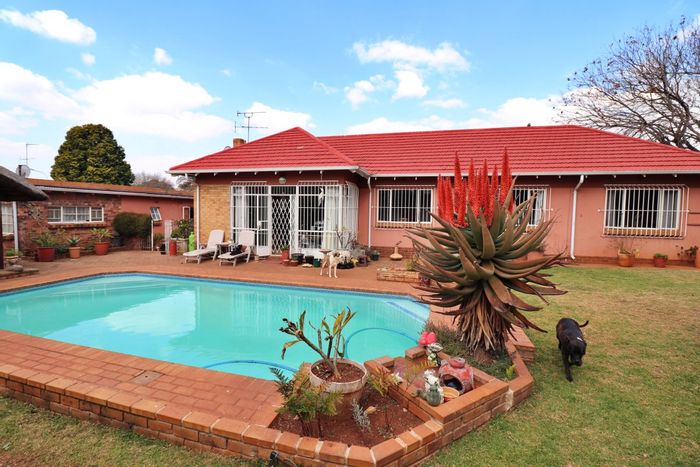 Edenvale Central House For Sale: 3 bedrooms, pool, cottage, and spacious garden.