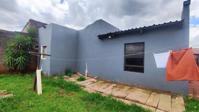 For Sale: 3-Bedroom House in Vosloorus Ext 7, ideal for investment with expansion potential.