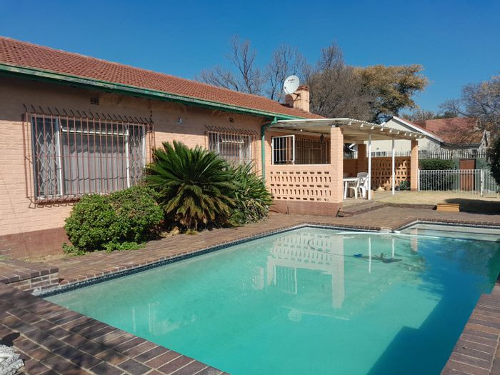 Edenvale Central House For Sale: 3 Bedrooms, pool, garage, staff quarters, prime location.