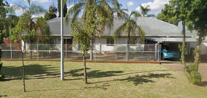 House To Rent in Noordwyk: 3 beds, indoor pool, entertainment areas, garden.