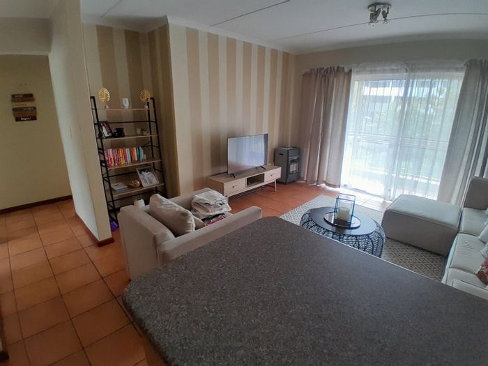Sunninghill Apartment For Sale: 2 Bedrooms, balcony, pool view, secure parking.