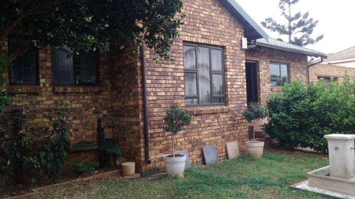 Heuweloord House For Sale: 3 Bedrooms, double garage, spacious garden, secure access.