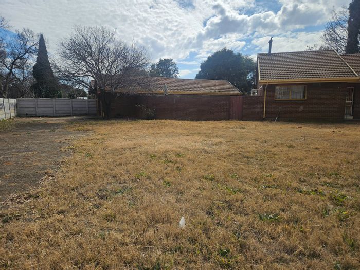 3 Bedroom house with cottage for sale in Crystal Park, spacious corner lot.