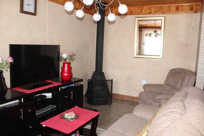 3-Bedroom House in Thulani For Sale: Secure yard, fireplace, automated garage.