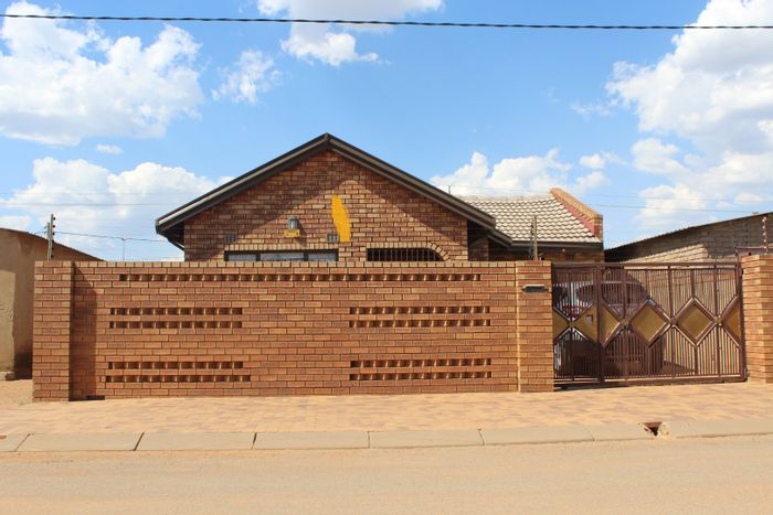 3-Bedroom House in Thulani For Sale: Secure yard, fireplace, automated garage.