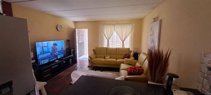 For Sale: House in Elspark with 2 bedrooms, open living, and spacious land.