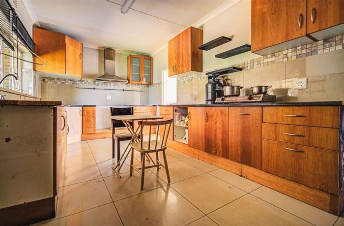 House for Sale in Rhodesfield: 3 beds, Granny Flat, spacious living, ample parking.