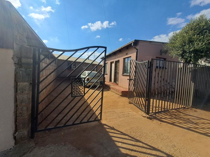 House To Rent in Meadowlands: 1 bedroom, coal stove kitchen, water and electricity included.