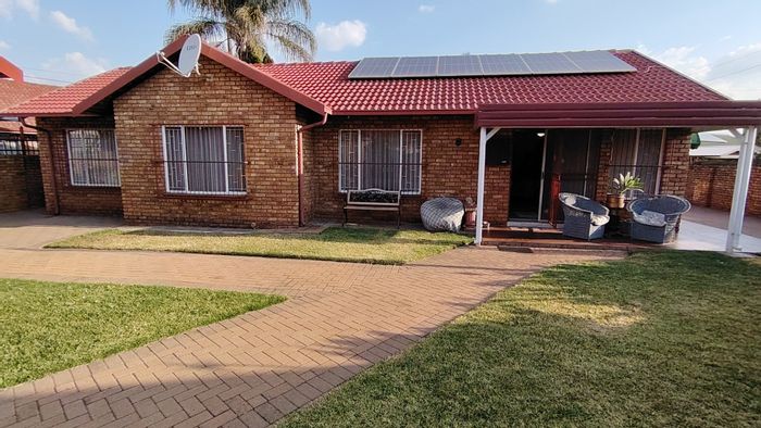 Wierda Park House For Sale: 3 beds, garden, security features, and garage.