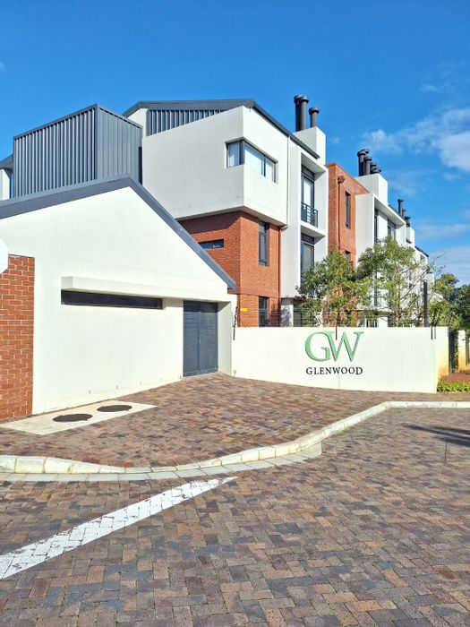 Vredekloof Apartment For Sale: 2 Bedrooms, private garden, secure parking, 24/7 security.