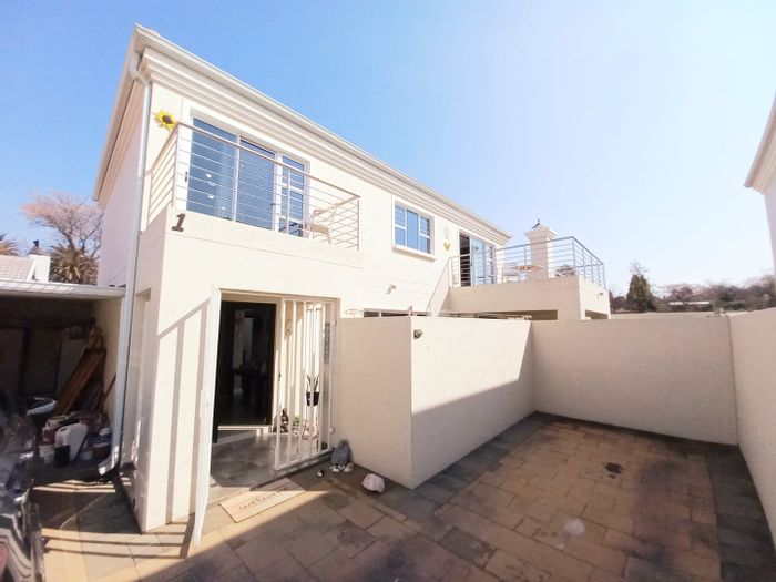 Edenvale Central House For Sale: Entertainer's paradise with secure living, close to amenities.