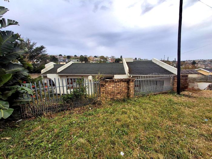 5-Bedroom House in Mdantsane For Sale with Garage, Income Potential, and Convenient Location.