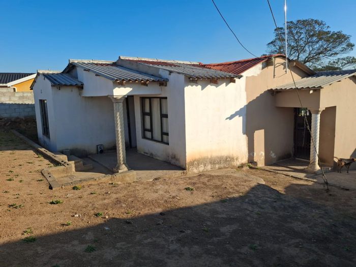 For Sale: 3-bedroom house in Mdantsane Nu 5 with secure yard and transport access.