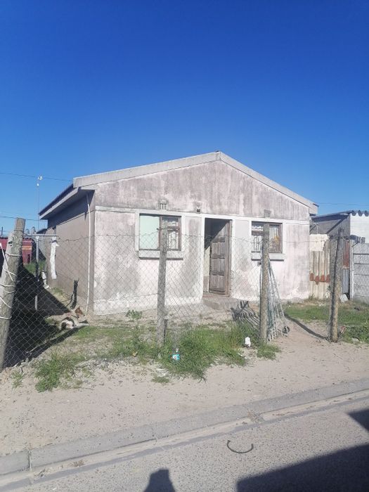 2 Bedroom house in Delft South for sale, ideal for renovation and customization.