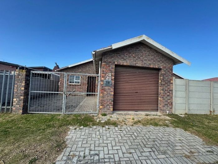For Sale: House in Parsonsvlei with 2 bedrooms, pool, garage, and spacious yard.