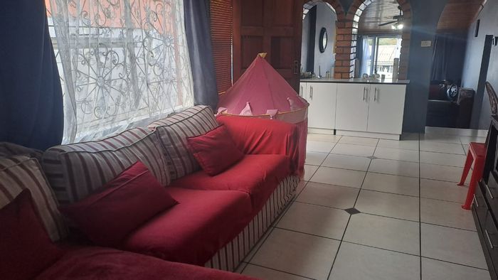 Buffalo Flats House For Sale: 3 Bedrooms, secure parking, close to schools and shops.