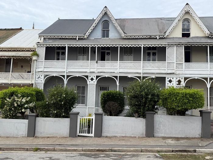 For Sale: House in Port Elizabeth Central, 3 beds, 1 bath, large land.