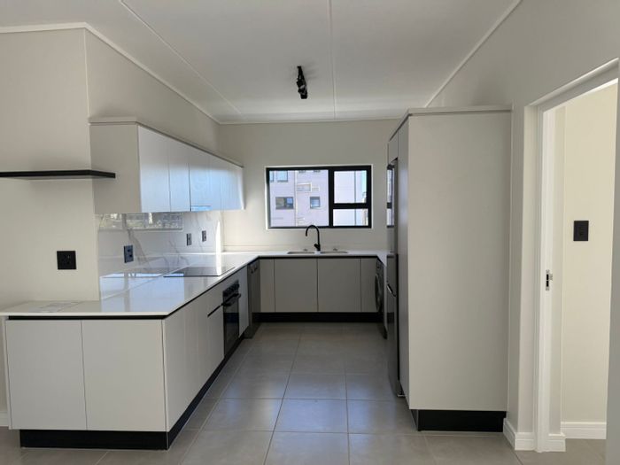 Waterfall Apartment To Rent: 3 beds, lagoon access, gym, secure estate amenities.