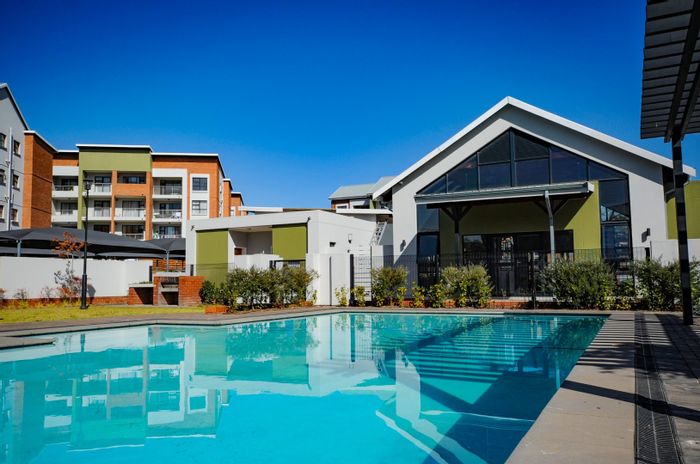 Vorna Valley Apartment To Rent: 2 beds, 2 baths, pool, gym, secure living.