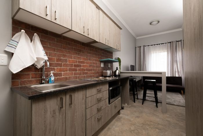 Clubview Apartment For Sale: Access to golf estate, clubhouse, and communal amenities.