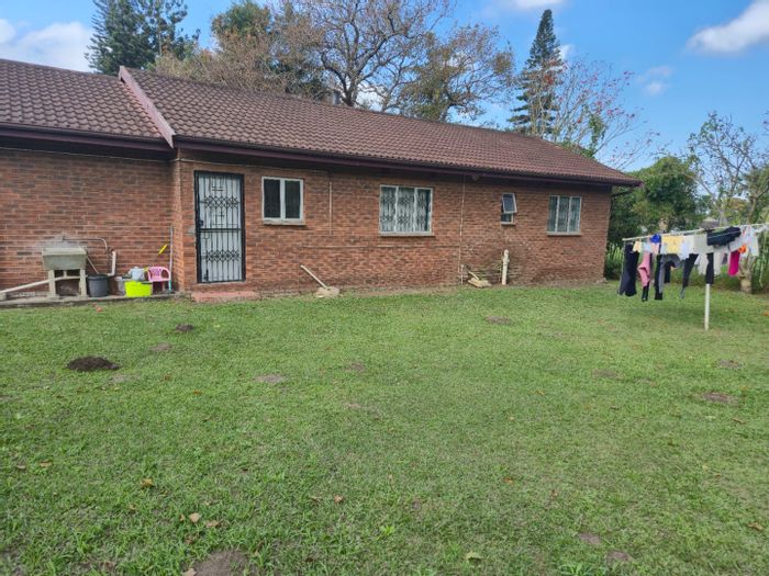 For Sale: Apartment in Yellowwood Park with spacious bedrooms, secure parking, and garden.