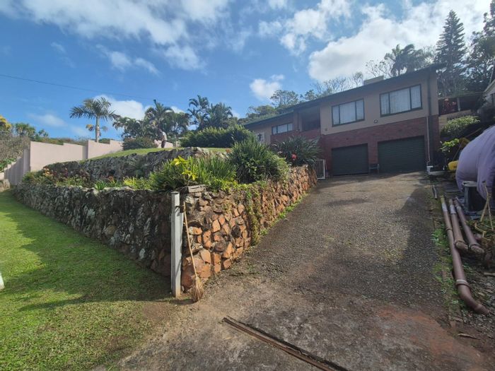 Amanzimtoti House For Sale: 4 Bedrooms, dual kitchens, spacious garden, close to amenities.