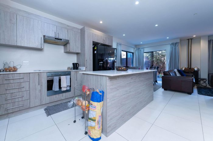 For Sale: House in Morningside with 4 bedrooms, garden, and secure living.