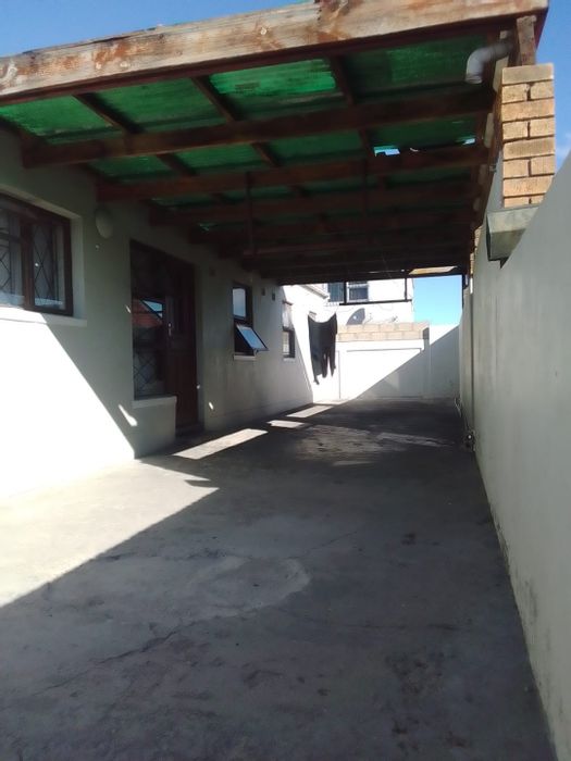 For Sale: 3-bedroom house in Beacon Valley with parking for 3 vehicles.
