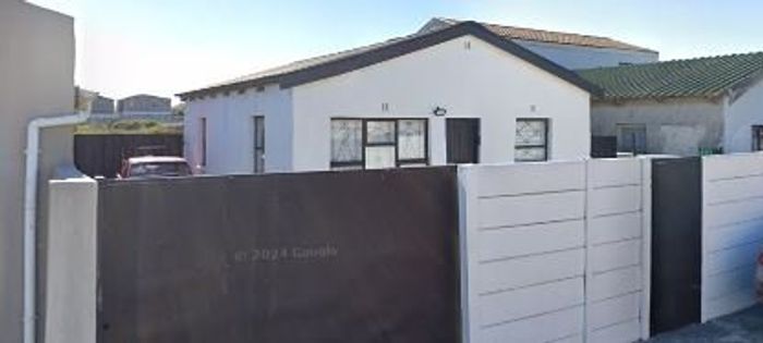 2-Bedroom House in Belhar For Sale with Fenced Yard and Ample Parking.