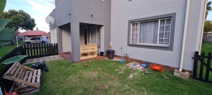 Glen Marais Townhouse For Sale: 2 Bedrooms, pool, carport, ideal for first-time buyers.