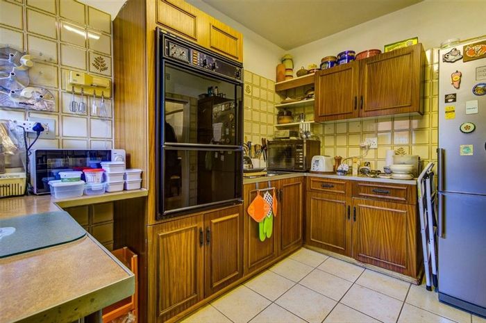 Aston Manor Townhouse For Sale: 3 Bedrooms, 3 Bathrooms, Garage, Family-friendly layout.