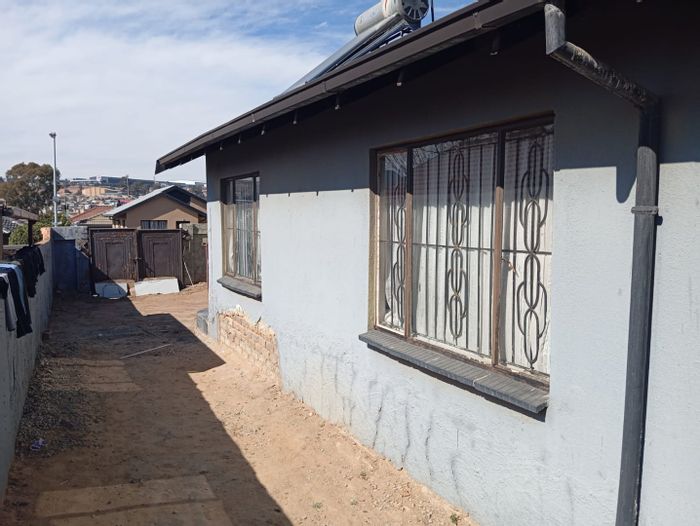 For Sale: House in Klipfontein View with 3 bedrooms, open-plan kitchen, and yard.