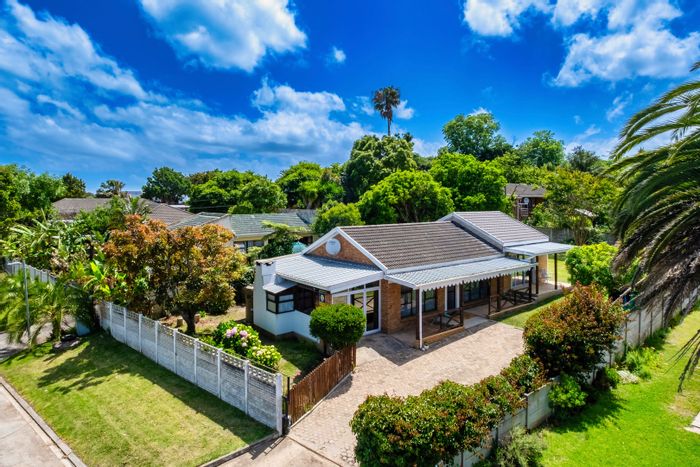 Blanco House For Sale: 2 bedrooms, indoor braai, low-maintenance garden, great location.