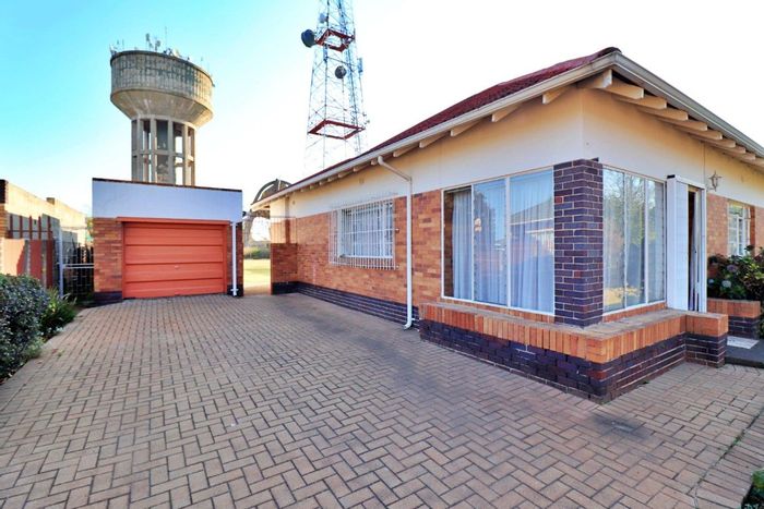 For Sale: House in Sunnyridge with 3 bedrooms, sunroom, garage, and spacious garden.